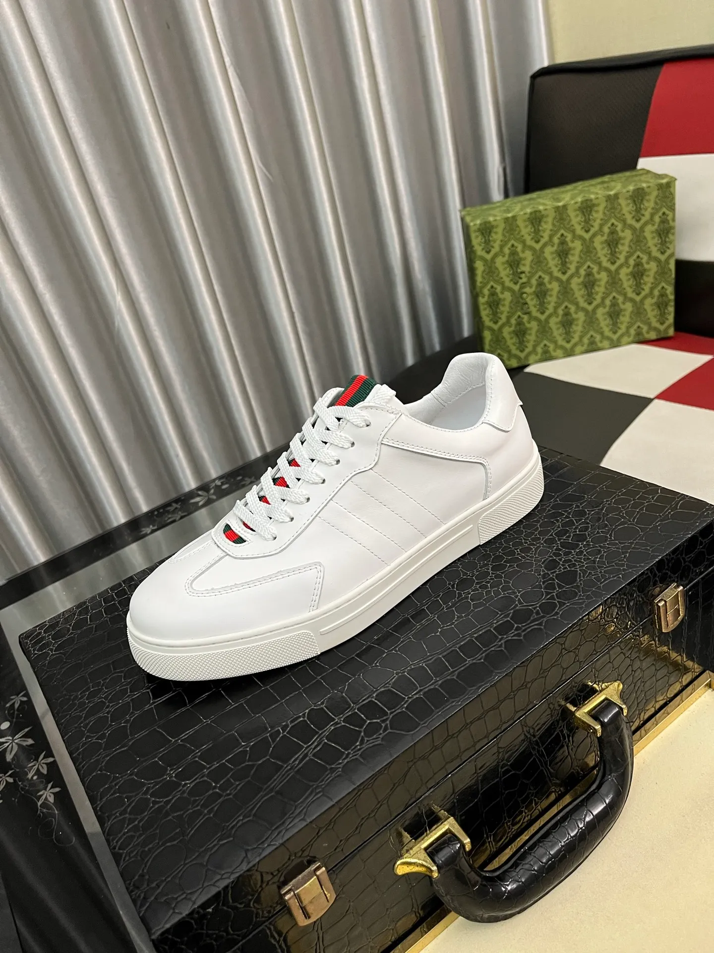 Men's shoes 💰400⌚️⌚️Gucci •Gucci original quality.~ Unique modern style sneakers. 🏃A must-have casual shoe for trendy men😍😍 Original brand imported from Italy, imported original leather, sheep lining (refuses to discolor and grind feet) Sole: Original sole provided by the original factory, French lazy style design ⚠️Fit to the feet, original quality, super comfortable original sole. Just like shooting the real thing🎬The real thing is better, code number: 38-442️⃣colors available